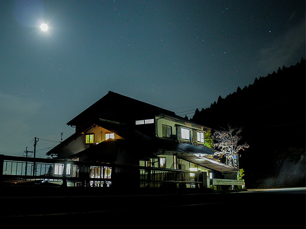 由布岳の麓に建つ宿