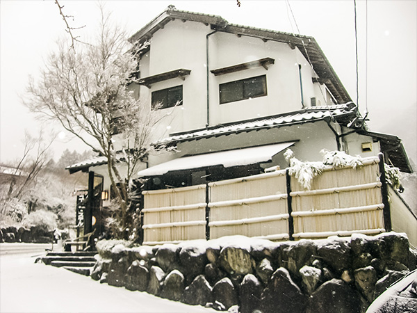 由布岳の麓に建つ宿
