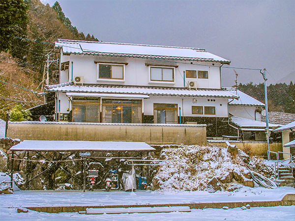 由布岳の麓に建つ宿